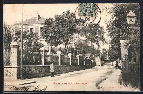 AK Bois-Colombes, Rue Carnot avec passants et maisons élégantes