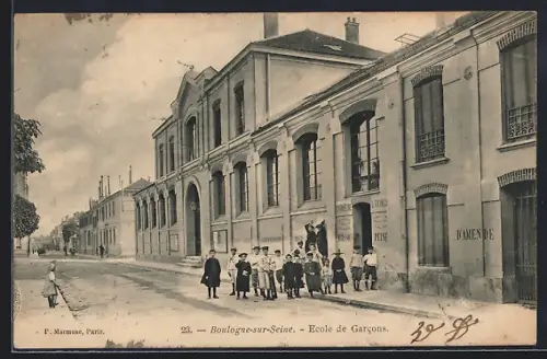 AK Boulogne-sur-Seine, École de Garcons avec des élèves devant le bâtiment scolaire