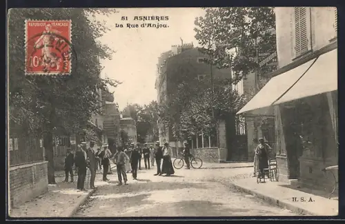 AK Asnières, La Rue d`Anjou avec passants et vélo