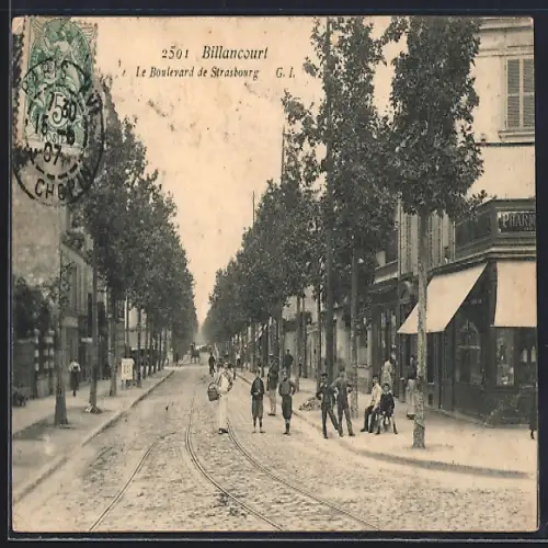 AK Billancourt, Le Boulevard de Strasbourg avec passants et tramway