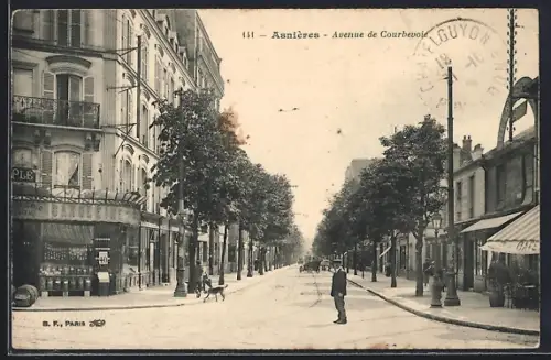 AK Asnières, Avenue de Courbevoie animée avec passants et arbres bordant la rue