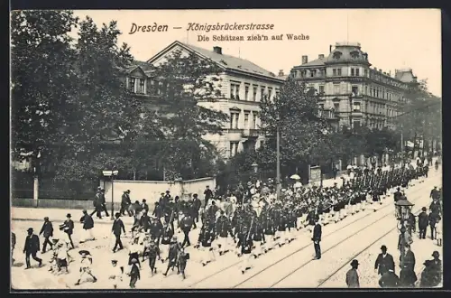 AK Dresden-Neustadt, Königsbrückerstrasse, Schützen ziehen auf Wache