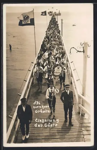 AK Grömitz /Holst., Seebrücke, Einholung der Gäste