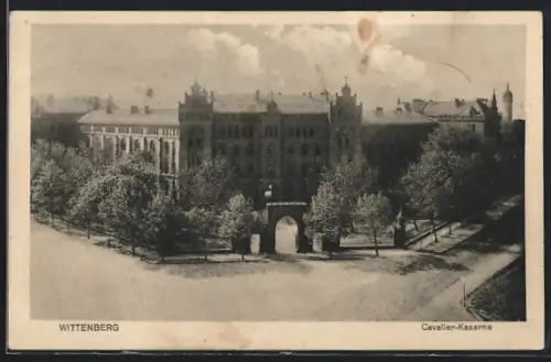 AK Wittenberg / Elbe, Cavalier-Kaserne mit Strassenpartie