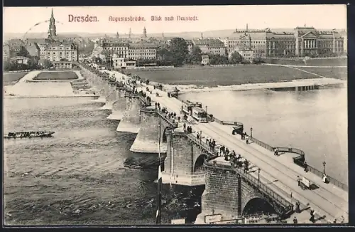 AK Dresden, Die Augustusbrücke mit Strassenbahn, Blick in die Neustadt
