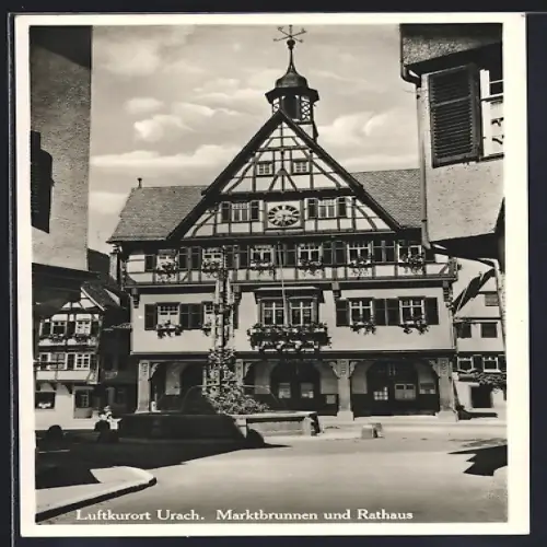 AK Urach / Württbg., Marktbrunnen und Rathaus