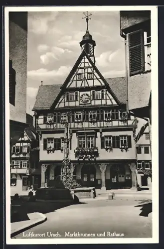 AK Urach / Württbg., Marktbrunnen und Rathaus