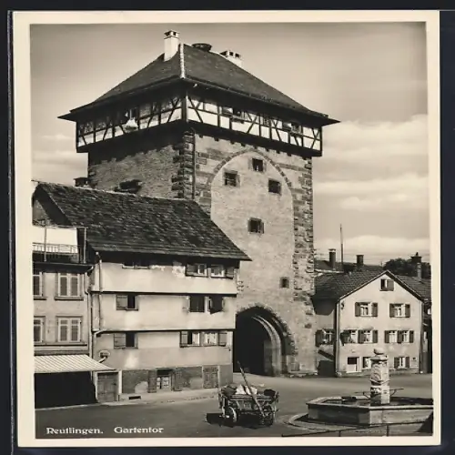 AK Reutlingen, Gartentor mit Brunnen