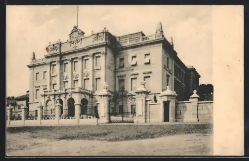 AK Zagreb, Mann vor einem Gebäude im Ort