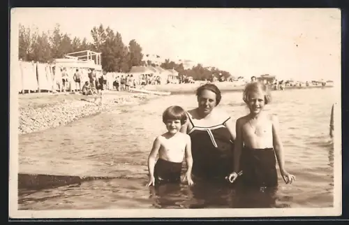 Foto-AK Crikvenica, Familie am Strand