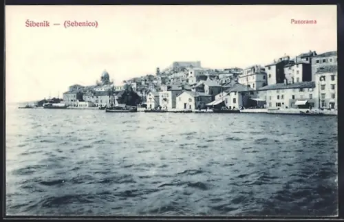 AK Sibenik, Ortsansicht vom Meer auf Häuser, Schiffe und Kathedrale