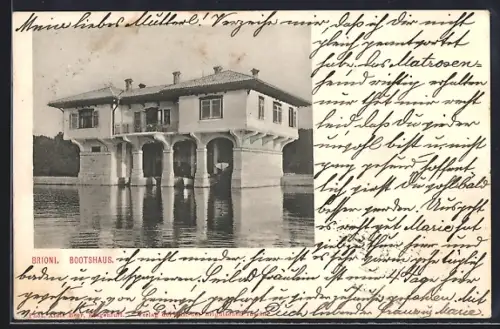 AK Brioni, Das Bootshaus vom Wasser aus