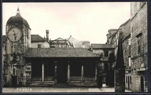 AK Trogir, Strassenpartie mit Denkmal