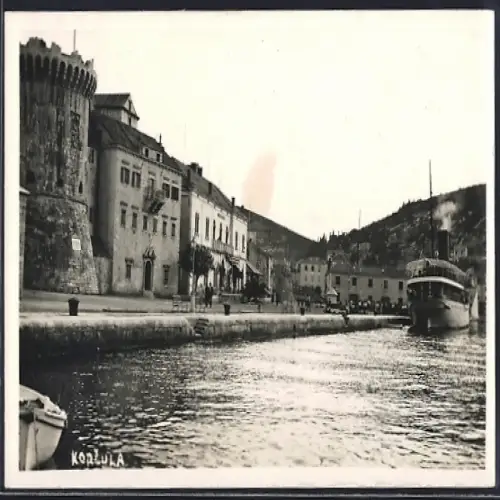 AK Korcula, Uferpartie mit Dampfer