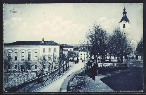 AK Trsat, Strassenpartie mit Rathaus