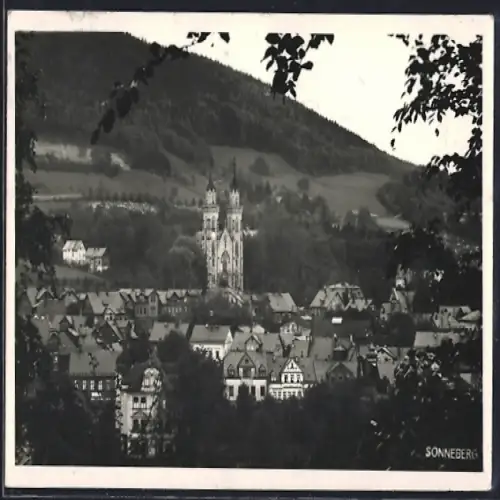 AK Sonneberg / Thüringen, Blick über die Dächer der Stadt auf die Kirche