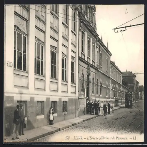 AK Reims, L`Ecole de Medecine et de Pharmacie, Strassenbahn