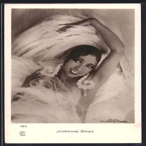 AK Schauspielerin und Tänzerin Josephine Baker mit Federschmuck