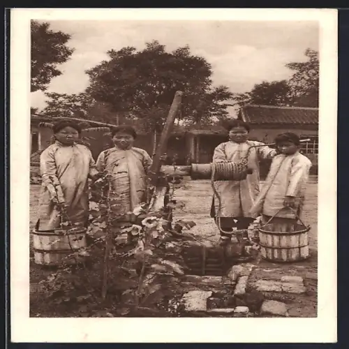 AK China, Chinesische Mission von Sien-Hsien, Waisenmädchen am Ziehbrunnen