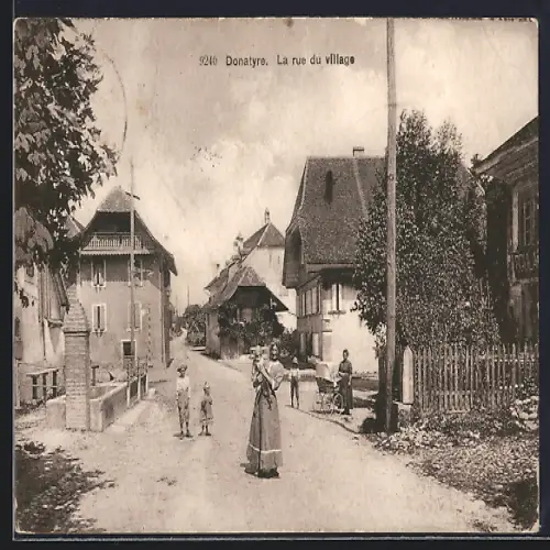 AK Donatyre, La rue du village
