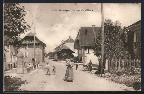 AK Donatyre, La rue du village