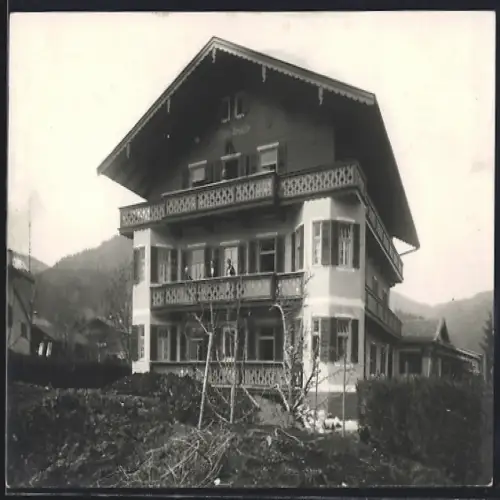Foto-AK Bad Wiessee, Villa Ursula / Hotel Haus Ursula, Gebäudeansicht mit Umgebung