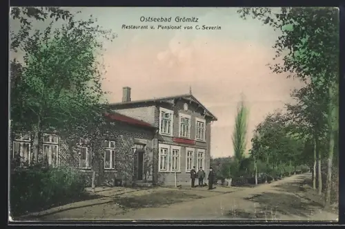 AK Grömitz /Ostsee, Restaurant-Pensionat C. Severin mit Strasse u. kleiner Versammlung