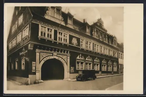 AK Kitzingen a. M., Hotel Ross A. Förtsch mit Strasse, Einfahrt und Automobil