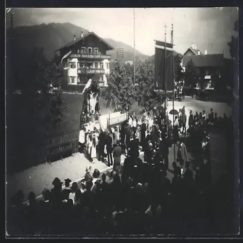 Foto-AK Bad Wiessee, Villa Ursula mit Wegkreuz