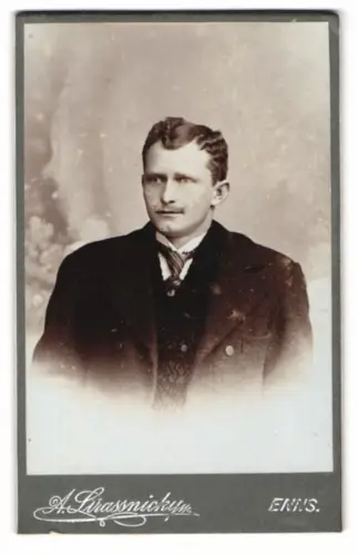Fotografie A. Strassnicky, Enns, Würdevolle Darstellung eines Herrn