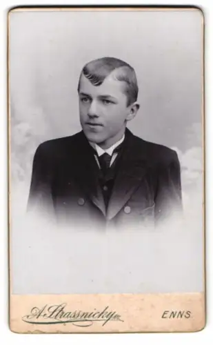 Fotografie A. Strassnicky, Enns, Porträt eines jungen Mannes