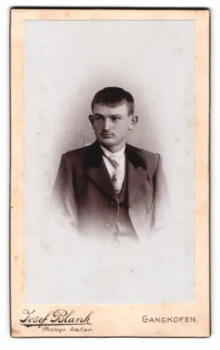 Fotografie Josef Blank, Gangkofen, Eleganter junger Mann im Anzug