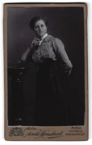 Fotografie Arnold Hirnschrodt, Ried /Innkreis, Frau in eleganter Pose