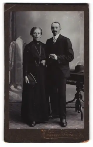 Fotografie Carl Meier, Passau, Steinweg, Elegantes Paar im Atelier