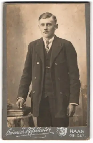 Fotografie Heinrich Rösslhuber, Haag, Eleganter junger Mann in Anzug