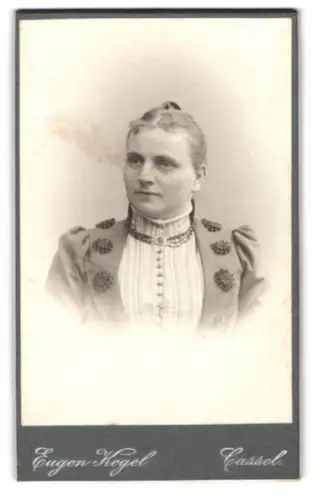 Fotografie Eugen Kegel, Cassel, Gr. Rosenstrasse 5, Porträt einer Frau