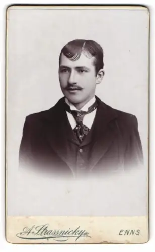 Fotografie A. Strassnicky, Enns, Porträt eines jungen Mannes