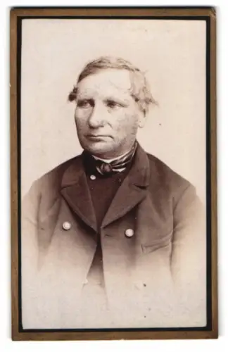 Fotografie Joh. Schwarz, Landshut, Älterer Herr im Anzug