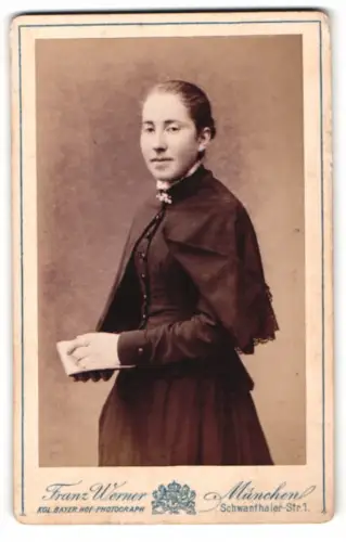 Fotografie Franz Werner, München, Schwanthaler Str. 1, Frau mit Buch in dunklem Gewand