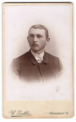 Fotografie U. Zattler, Landshut, Porträt eines jungen Mannes