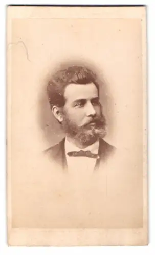 Fotografie unbekannter Fotograf und Ort, Porträt eines Mannes mit Bart