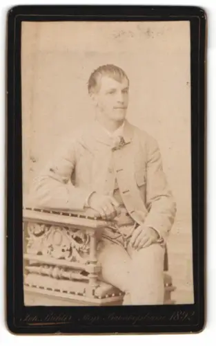 Fotografie Joh. Bichler, Steyr, Bahnhofstrasse, Porträt eines jungen Mannes 1892