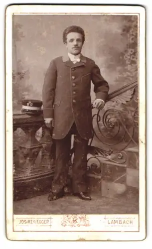 Fotografie Jos. Reinegger, Lambach, Eleganter Herr an Balustrade