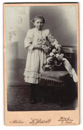 Fotografie K. Posselt, Ried, Porträt eines Mädchens mit Blumenstrauss