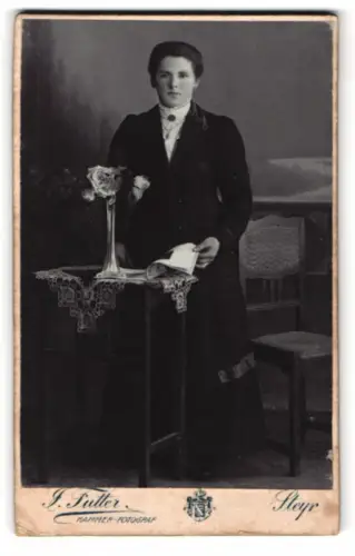 Fotografie Josef Futter, Steyr, Pfarrgasse 14, Frau mit Blumenvase