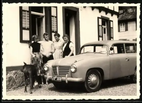 Fotografie Auto Goliath GP 700, Familie mit Hund nebst PKW