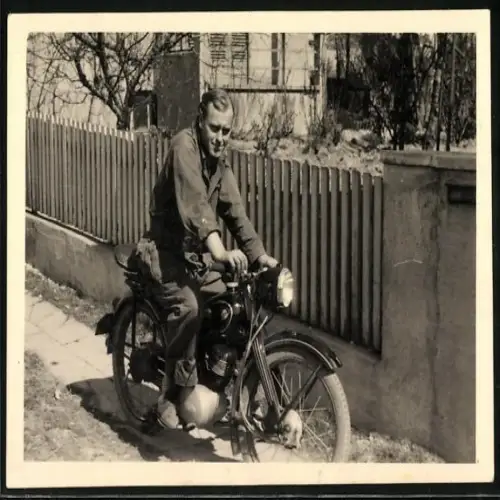 Fotografie Motorrad NSU, Handwerker in Arbeitskluft auf Krad sitzend