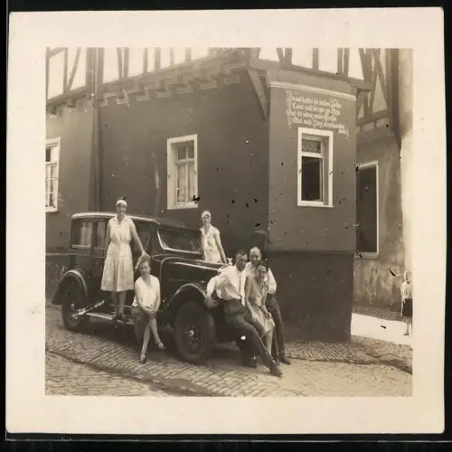 Fotografie Auto Wanderer, Damen & Herren posieren mit PKW