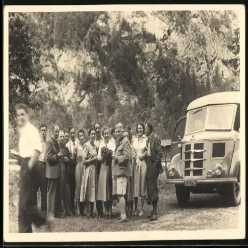 Fotografie Bus Omnibus, Reisegesellschaft nebst Reisebus Kennzeichen Österreich