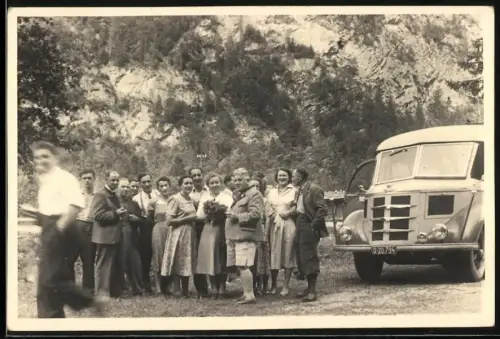 Fotografie Bus Omnibus, Reisegesellschaft nebst Reisebus Kennzeichen Österreich
